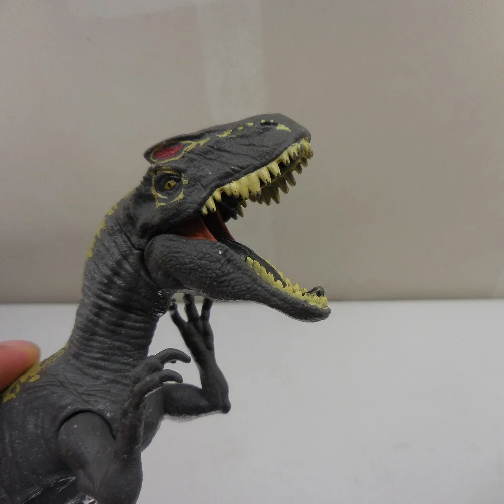 Jurassic World Roarivores Allosaurus Dinosaur Action Figure Grey Yellow Mattel